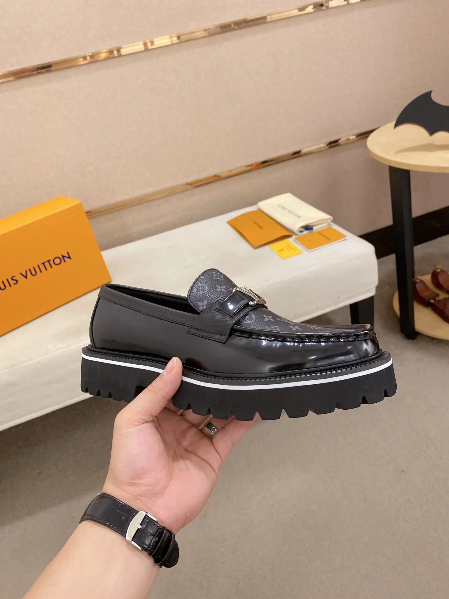 Men's shoes💰 580💰🌲 LV's top 🔍🔍 new men's leather shoes 🚹 are on sale at the same time at counters ⚠The uppers are imported cowhide from Italy, the entire imported cowhide lining, imported accessories 💪💪, completely 1⃣️ to 1⃣️ replica 🇮🇹💪 💪, ⚠Sole: The original sole is specially provided by the original factory, the exclusive movable molded sole is super comfortable, ⚠The original factory follows the order, 🔍🔍high quality, you can enter and exit the counter at will, welcome to compare⚠Size: 38-45